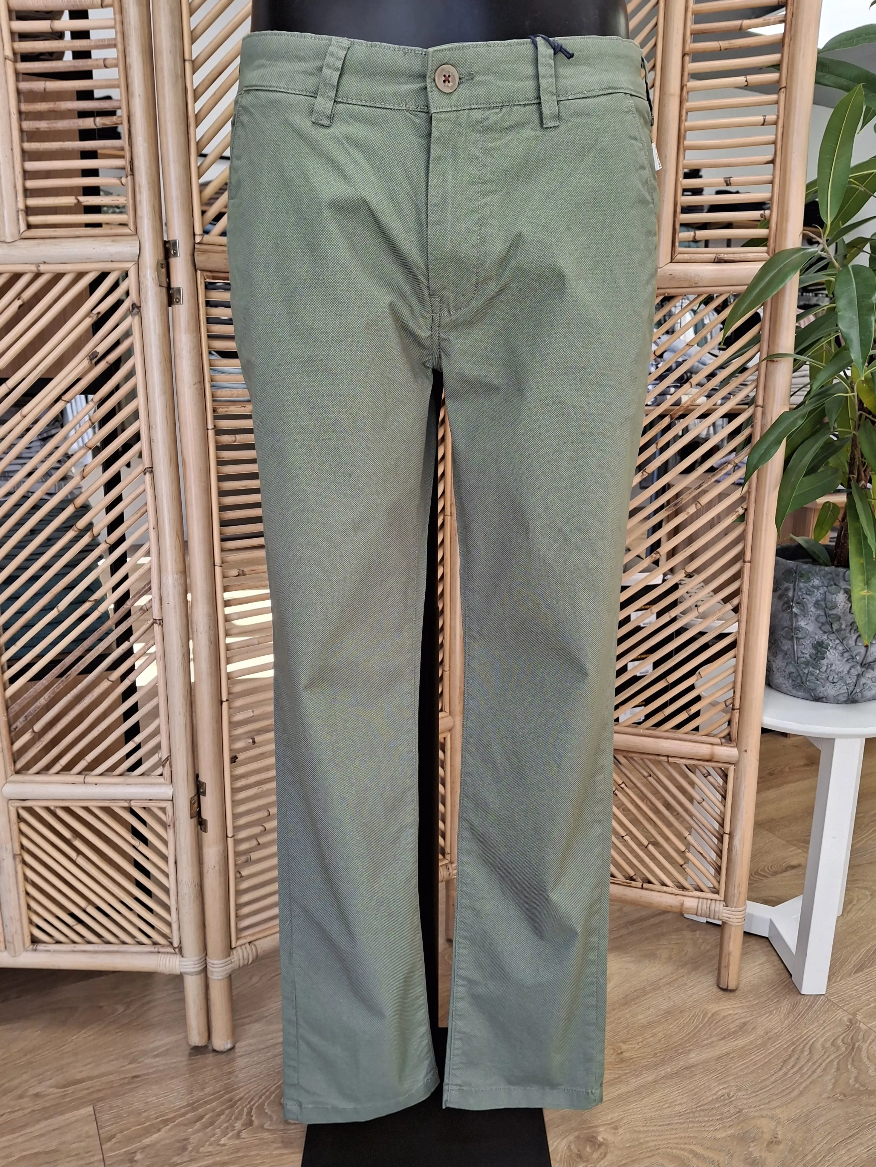 TRO588 Chino